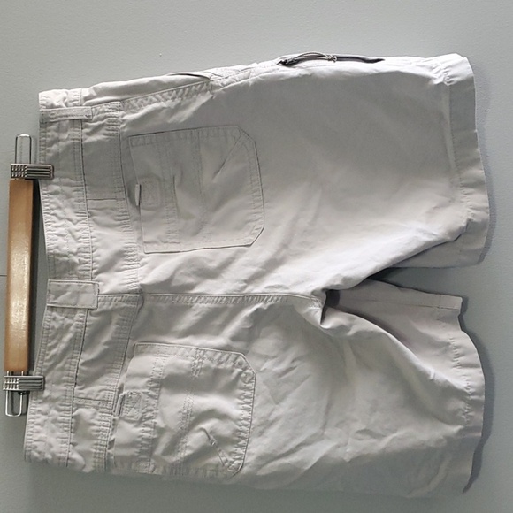 G.H. Bass & Co. Men's Flat Front Shorts - Light Gray - Picture 3 of 12